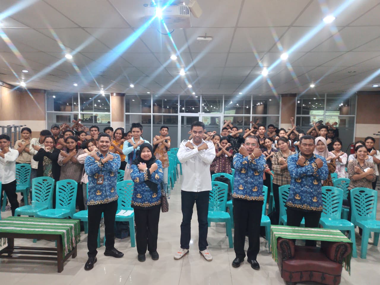 Migrant Center Universitas Citra Bangsa (UCB) Kupang kembali menunjukkan komitmennya dalam melindungi calon tenaga kerja dengan menyelenggarakan sosialisasi bahaya penyakit HIV/AIDS.